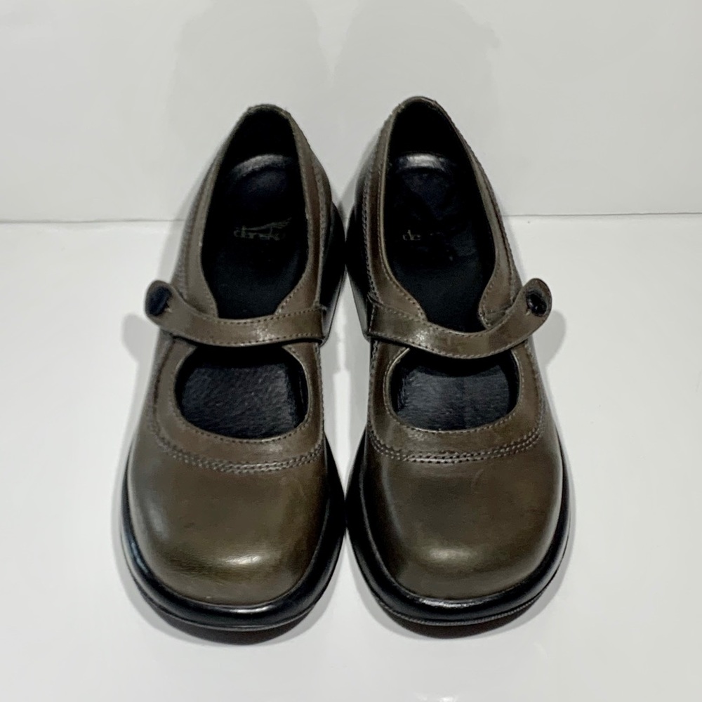 Dansko olive green size 40 Mary Jane shoes.